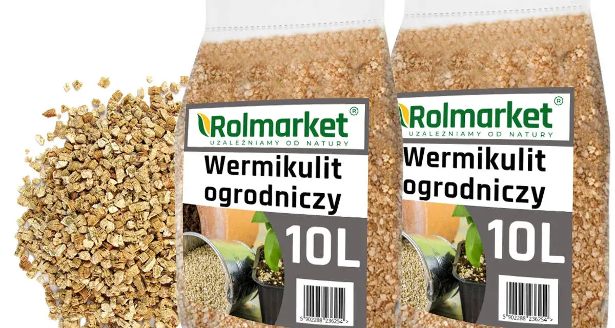 Dwie torby wermikulitu ogrodniczego Rolmarket 10L obok garści produktu. Idealny do poprawy struktury gleby.