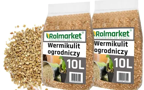 Dwie torby wermikulitu ogrodniczego Rolmarket 10L obok garści produktu. Idealny do poprawy struktury gleby.