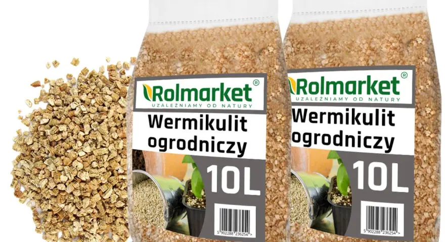 Dwie torby wermikulitu ogrodniczego Rolmarket 10L obok garści produktu. Idealny do poprawy struktury gleby.